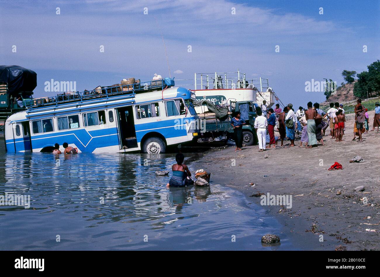 Birmania: Lavaggio di un autobus nel fiume Irrawaddy vicino Bagan (Pagan) Città Antica. Il fiume Irrawaddy è un fiume che scorre da nord a sud attraverso la Birmania (Myanmar). È il fiume più grande del paese e il più importante canale commerciale. Foto Stock