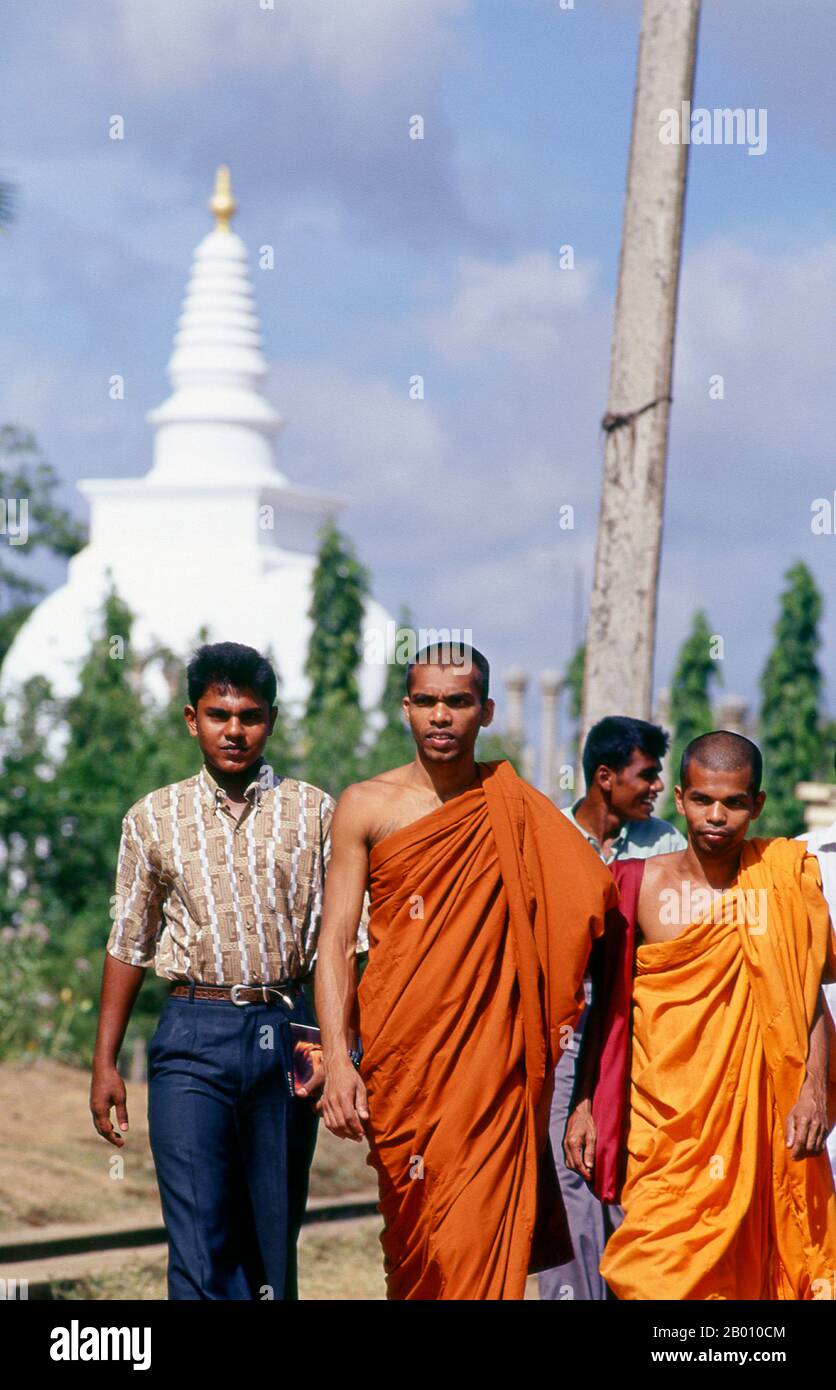 Sri Lanka: Monaci ad Anuradhapura. Anuradhapura è una delle antiche capitali dello Sri Lanka e famosa per le sue rovine ben conservate. Dal IV secolo a.C. fino all'inizio dell'XI secolo fu la capitale. Durante questo periodo è rimasto uno dei centri più stabili e durevoli di potere politico e di vita urbana del Sud Asia. L'antica città, considerata sacra al mondo buddista, è oggi circondata da monasteri che coprono un'area di oltre 40 km². Foto Stock