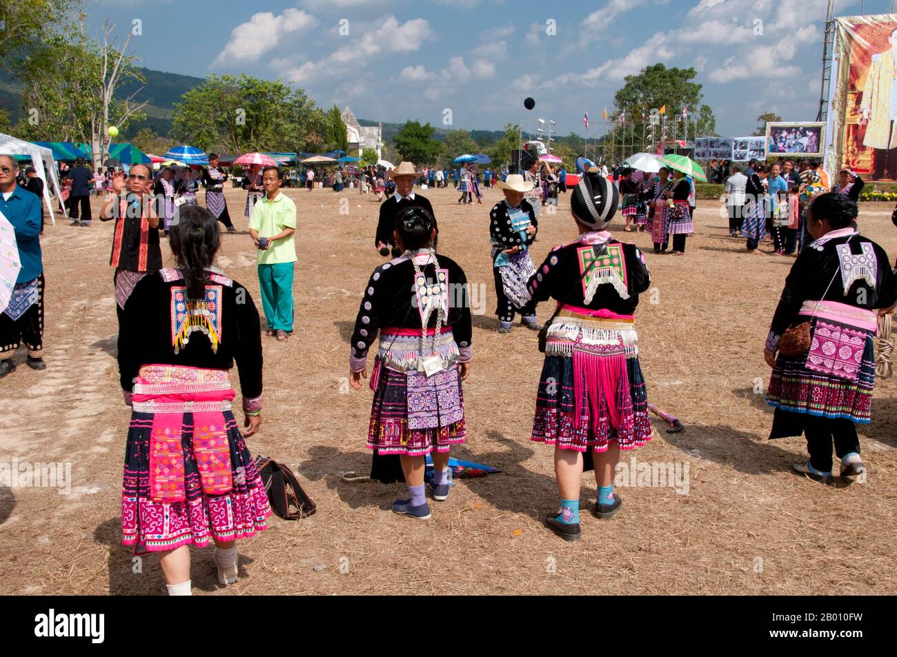 Thailandia: La palla che lancia pov pob, Hmong Capodanno celebrazioni, Chiang mai, Thailandia del Nord. L'anno nuovo di Hmong generalmente si svolge nel mese di novembre o dicembre (tradizionalmente alla fine della stagione di raccolto). Gli Hmong sono un gruppo etnico asiatico delle regioni montane della Cina, del Vietnam, del Laos e della Thailandia. Gli Hmong sono anche uno dei sottogruppi dell'etnia Miao nella Cina meridionale. I gruppi hmong iniziarono una graduale migrazione verso sud nel XVIII secolo a causa dei disordini politici e per trovare terreni più arabili. Foto Stock