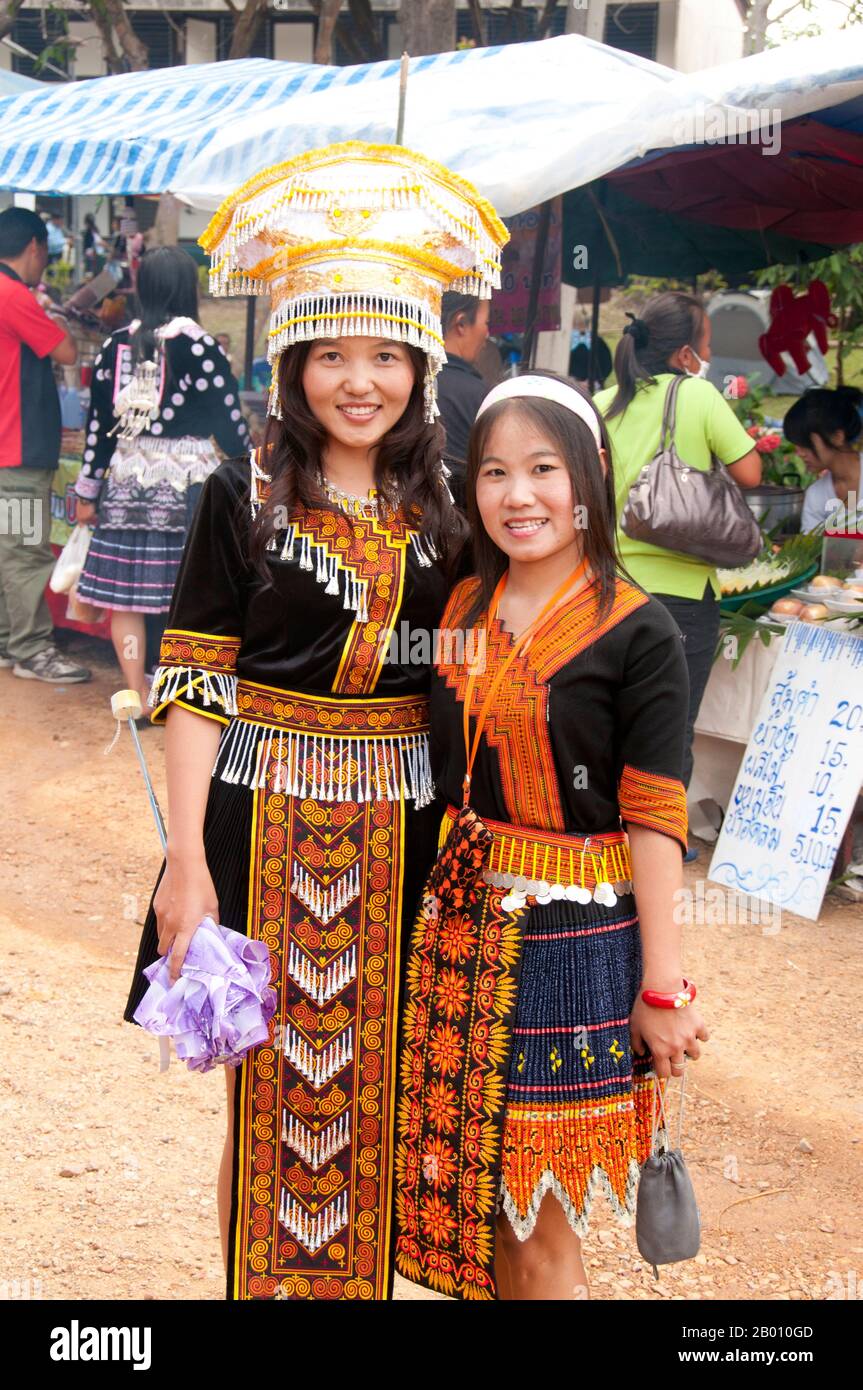 Thailandia: Donne finemente vestite a Hmong Capodanno celebrazioni, Chiang mai, Thailandia del Nord. L'anno nuovo di Hmong generalmente si svolge nel mese di novembre o dicembre (tradizionalmente alla fine della stagione di raccolto). Gli Hmong sono un gruppo etnico asiatico delle regioni montane della Cina, del Vietnam, del Laos e della Thailandia. Gli Hmong sono anche uno dei sottogruppi dell'etnia Miao nella Cina meridionale. I gruppi hmong iniziarono una graduale migrazione verso sud nel XVIII secolo a causa dei disordini politici e per trovare terreni più arabili. Foto Stock