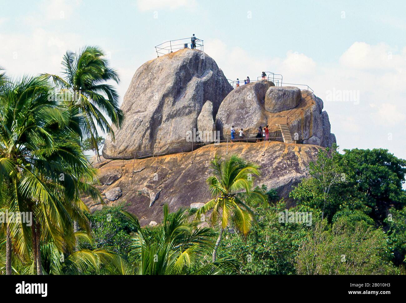 Sri Lanka: Visitatori in cima Aradhana Gala (roccia della meditazione), Mihintale. Mihintale è una vetta montana nei pressi di Anuradhapura che si ritiene sia il luogo di un incontro tra il monaco buddista Mahinda e il re Devanampiyatissa che ha inaugurato la presenza del buddismo nello Sri Lanka. È ora un luogo di pellegrinaggio, e il sito di diversi monumenti religiosi e strutture abbandonate. Foto Stock