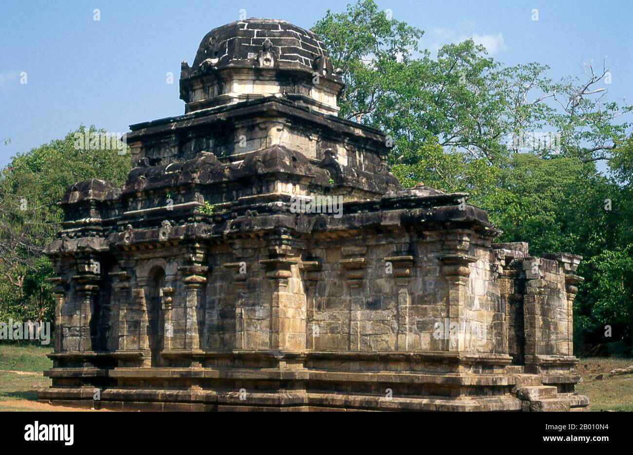 Sri Lanka: Shiva Devale No. 2, Polonnaruwa. Shiva Devale fu costruita dai governanti di Chola che annettero lo Sri Lanka alla fine del X secolo. Polonnaruwa, il secondo più antico dei regni dello Sri Lanka, fu dichiarato per la prima volta capitale dal re Vijayabahu i, che sconfisse gli invasori Chola nel 1070 d.C. per riunire il paese sotto un leader nazionale. Foto Stock