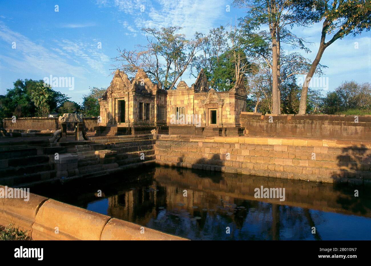 Thailandia: Laghetto riempito di loto a Prasat Hin Meuang Tam, provincia di Buriram, Thailandia nord-orientale. Prasat Hin Mueang Tam è un tempio khmer nello stile Khleang e Baphuon, che risale alla fine del 10 ° e all'inizio del 11 ° secolo. La divinità primaria era Shiva, anche se Vishnu era adorata qui. Prasat Meuang Tam è stato costruito su ordine del re Jayavarman V. circondato da un alto muro di laterite, il complesso include magnifici carri armati a gradini che sono stati restaurati con amore e riempiti di fiori di loto. Foto Stock