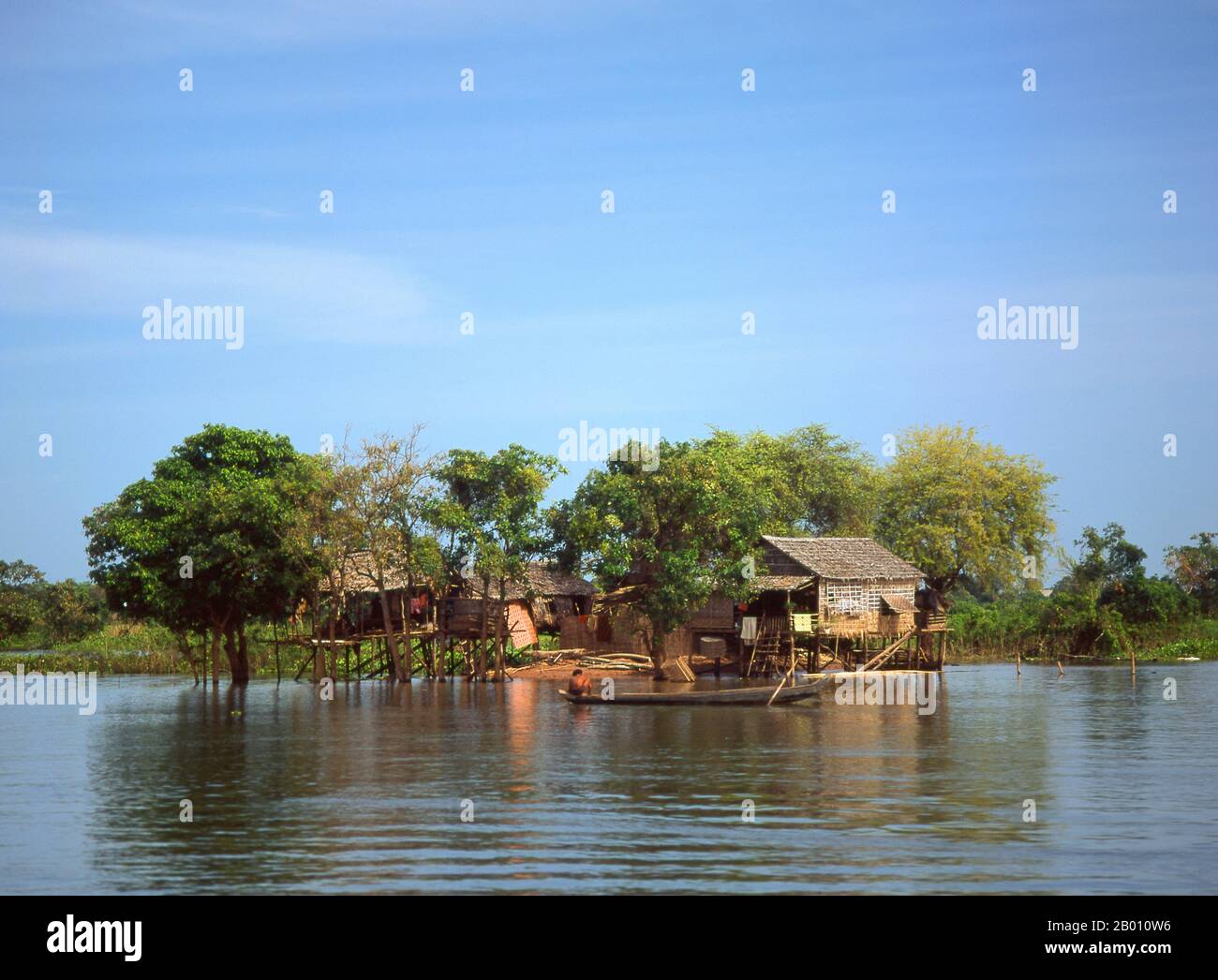 Cambogia: Comunità di pescatori e case con palafitte sul Grande Lago, Tonle SAP. Il Tonlé SAP (grande fiume di acqua dolce o grande lago) è un insieme lago e sistema fluviale di grande importanza per la Cambogia. Il Tonlé SAP è il più grande lago d'acqua dolce del sud-est asiatico ed è un punto caldo ecologico che è stato designato come biosfera dell'UNESCO nel 1997. Il Tonlé SAP è insolito per due motivi: Il suo flusso cambia direzione due volte l'anno, e la parte che forma il lago si espande e si restringe drasticamente con le stagioni. Da novembre a maggio, la stagione secca della Cambogia, il Tonlé SAP drena nel Mekong. Foto Stock