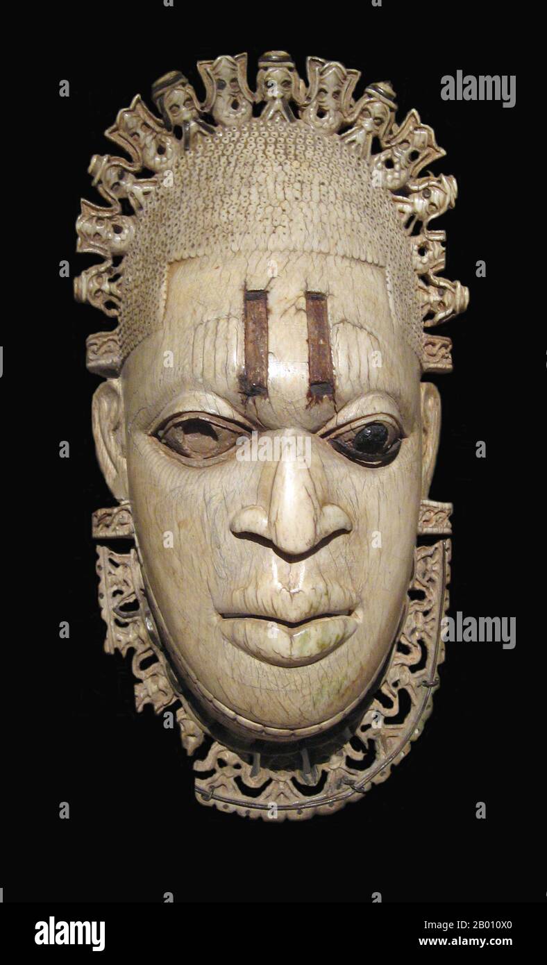 Nigeria: Ivory maschera pendente di una madre regina, Regno del Benin, metà del 16 ° secolo. L'Impero Benino (1440–1897) è stato uno stato africano pre-coloniale in quella che oggi è la Nigeria moderna. Non va confuso con il paese moderno chiamato Benin (e precedentemente chiamato Dahomey). Foto Stock