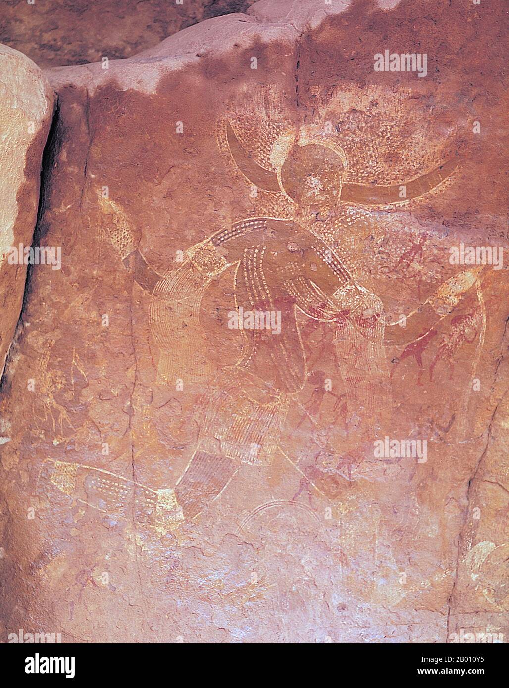 Algeria: Pittura rupestre di una donna che corre, Tassili (Inauouanrhat), ca. 6000-4000 BCE. Tassili n'Ajjer è una catena montuosa nel deserto del Sahara, nell'Algeria sudorientale, in Nord Africa. Si estende per circa 500 km. La città più vicina è Djanet, circa 10 km a sud-ovest della catena. Gran parte della gamma, compresi i cipressi e i siti archeologici), è protetta in un Parco Nazionale, Riserva della Biosfera e Patrimonio dell'Umanità, chiamato il Parco Nazionale Tassili n'Ajjer. La gamma è nota per i suoi dipinti rupestri preistorici e altri siti archeologici antichi, risalenti al neolitico. Foto Stock