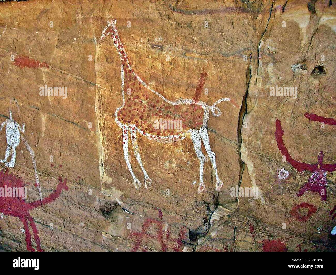 Algeria: Pittura rupestre di una giraffa, Tassili (Inauouanrhat), ca. 6000-4000 BCE. Tassili n'Ajjer è una catena montuosa nel deserto del Sahara, nell'Algeria sudorientale, in Nord Africa. Si estende per circa 500 km. La città più vicina è Djanet, circa 10 km a sud-ovest della catena. Gran parte della gamma, compresi i cipressi e i siti archeologici, è protetta in un parco nazionale, Riserva della Biosfera e Patrimonio dell'Umanità, chiamato Parco Nazionale Tassili n'Ajjer. La gamma è nota per i suoi dipinti rupestri preistorici e altri siti archeologici antichi, risalenti al neolitico. Foto Stock