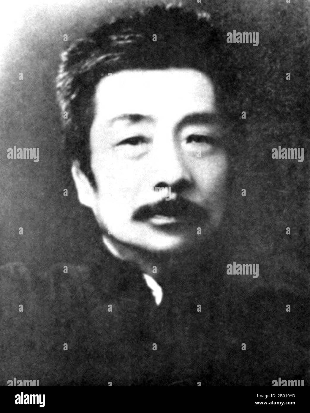 Cina: Lo scrittore cinese Lu Xun (1881-1936), 20 ° secolo. Lu Xun (o Lu Hsun), è stato il nome di Zhou Shuren (Chou Shu-jen), dal 25 settembre 1881 al 19 ottobre 1936. Uno dei maggiori scrittori cinesi del 20 ° secolo. Considerato da molti il fondatore della letteratura cinese moderna, scrisse in baihua (il vernacolare) così come in cinese classico. Lu Xun è stato uno scrittore, redattore, traduttore, critico, saggista e poeta. Negli anni trenta divenne il capo titolare della Lega Cinese degli scrittori della sinistra a Shanghai. Foto Stock