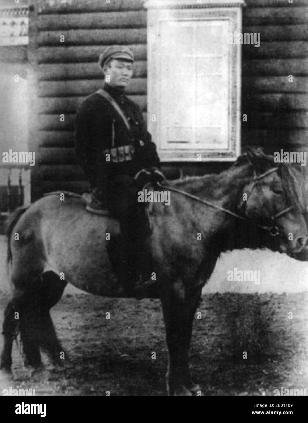 Mongolia: Damdin Sukhbaatar (1893-1923) leader militare, nazionalista e rivoluzionario, a cavallo a Kyakhta, 1922. Damdin Sukhbaatar (Mongolia, 2 febbraio 1893 – Mongolia, 20 febbraio 1923) è stato un . 1921 È ricordato come una delle figure più importanti nella lotta per l'indipendenza della Mongolia. Foto Stock