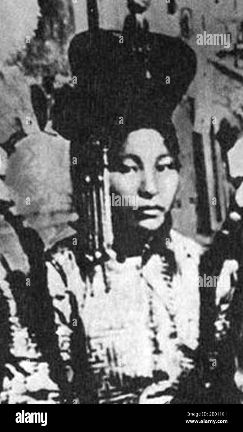 Mongolia: Dammin Sukhbaatar (1893-1923) leader militare, nazionalista e rivoluzionario, con la moglie Sukhbaataryn Yanjmaa, a Urga (Ulan Bataar), 1919. Sukhbaataryn Yanjmaa (1893 - 1963) è stato membro del politburo del Partito rivoluzionario del popolo mongolo dal 1940 al 1954, ed è stato Segretario del Comitato Centrale del partito dal 1941 al 1947. Fu membro del Presidio del piccolo Khurale (il comitato esecutivo del Grande Khurale di Stato, o Parlamento) dal 1940 al 1950, e del Grande Khurale dal 1950 al 1962. Ha ricoperto la carica di Presidente della Mongolia dal 1953 al 1954. Foto Stock