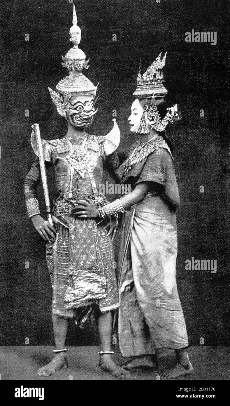 Thailandia: Due attori teatrali siamesi suonano Thotsakan e sua moglie, Nang Muntò, dal gioco 'Ramakien', c.. 1900. I Siamesi erano appassionati di teatro all'inizio del XX secolo. MIME, danza, giochi e puppetry ombra erano tutti molto popolari. Molti dei giochi di palcoscenico hanno coinvolto ballerini, per lo più femminili, che si sono adornati in gioielli e hanno esibito movimenti di lithe che ritraggono bellezza e flessibilità, specialmente nel piegare le dita indietro. I giochi più comuni sono stati chiamati ‘khon’, che essenzialmente presentano scene del ‘Ramakien’, la versione tailandese dell’epica indù ‘Ramayana’. Foto Stock Thailandia: Due attori teatrali siamesi suonano Thotsakan e sua moglie, Nang Muntò, dal gioco 'Ramakien', c.. 1900. I Siamesi erano appassionati di teatro all'inizio del XX secolo. MIME, danza, giochi e puppetry ombra erano tutti molto popolari. Molti dei giochi di palcoscenico hanno coinvolto ballerini, per lo più femminili, che si sono adornati in gioielli e hanno esibito movimenti di lithe che ritraggono bellezza e flessibilità, specialmente nel piegare le dita indietro. I giochi più comuni sono stati chiamati ‘khon’, che essenzialmente presentano scene del ‘Ramakien’, la versione tailandese dell’epica indù ‘Ramayana’. Foto Stock