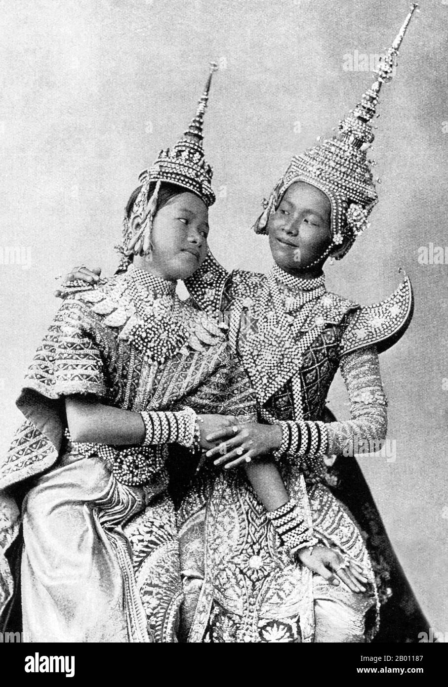 Thailandia: Una scena d'amore da un teatro Siamese, c. 1900. I Siamesi erano appassionati di teatro all'inizio del XX secolo. MIME, danza, giochi e puppetry ombra erano tutti molto popolari. Molti dei giochi di palcoscenico hanno coinvolto ballerini, per lo più femminili, che si sono adornati in gioielli e hanno esibito movimenti di lithe che ritraggono bellezza e flessibilità, specialmente nel piegare le dita indietro. I giochi più comuni sono stati chiamati ‘khon’, che essenzialmente presentano scene del ‘Ramakien’, la versione tailandese dell’epica indù ‘Ramayana’. Foto Stock