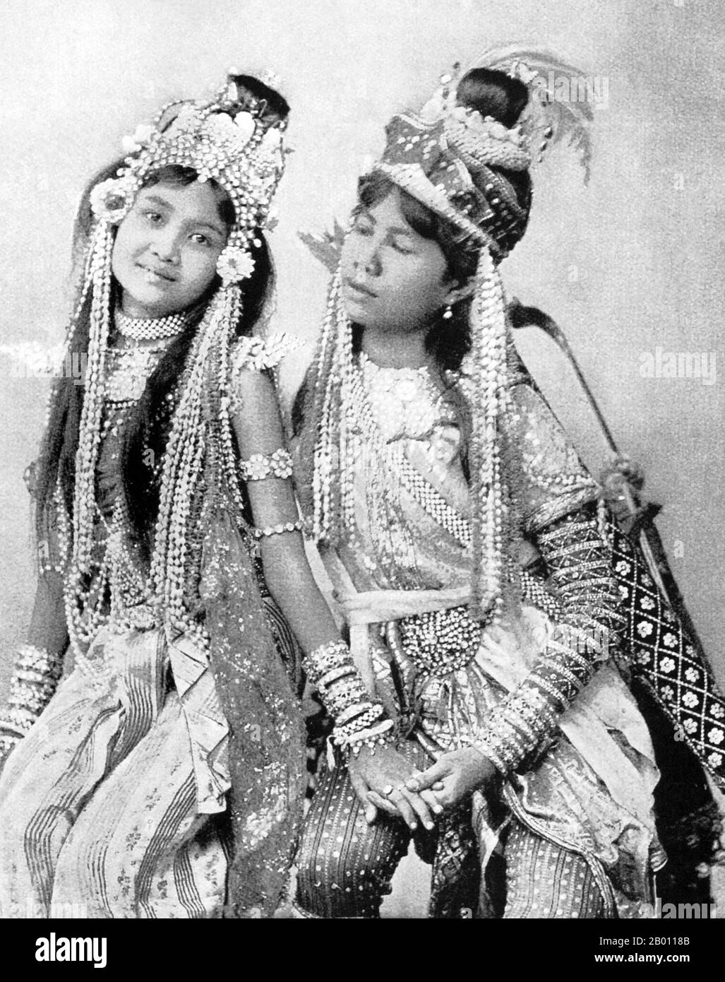 Thailandia: Una scena d'amore da una rappresentazione teatrale a Siam, c. 1900. I Siamesi erano appassionati di teatro all'inizio del XX secolo. MIME, danza, giochi e puppetry ombra erano tutti molto popolari. Molti dei giochi di palcoscenico hanno coinvolto ballerini, per lo più femminili, che si sono adornati in gioielli e hanno esibito movimenti di lithe che ritraggono bellezza e flessibilità, specialmente nel piegare le dita indietro. I giochi più comuni sono stati chiamati ‘khon’, che essenzialmente presentano scene del ‘Ramakien’, la versione tailandese dell’epica indù ‘Ramayana’. Foto Stock