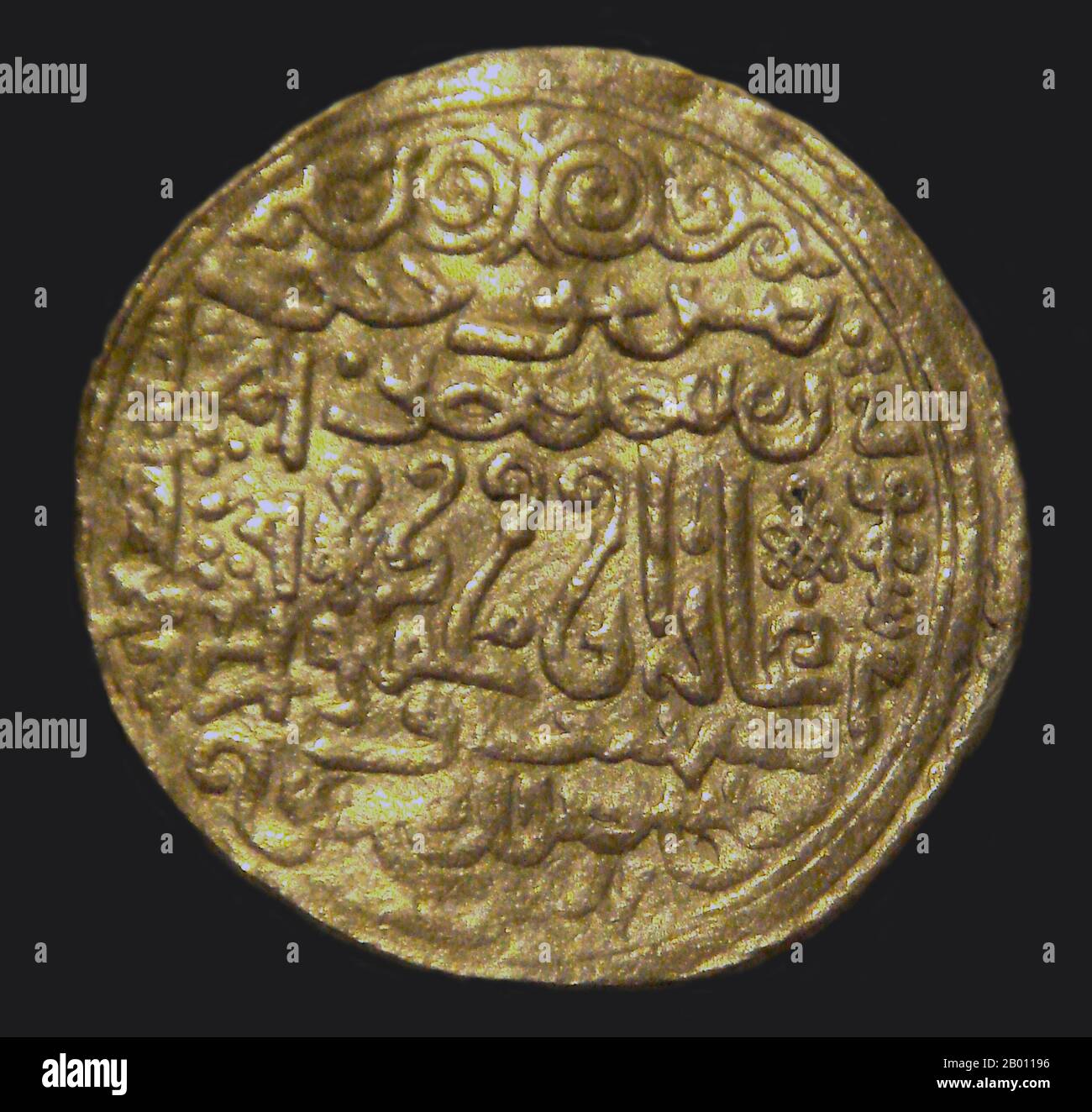 Iran: Una moneta d'oro coniata durante il regno di Ghazan Khan (r.1295-1304), Shiraz, 1301 d.C. Mahmud Ghazan (1271–1304) fu il settimo capo della divisione Ilkhanate dell'Impero Mongolo nell'Iran moderno dal 1295 al 1304. Era figlio di Arghun e Quthluq Khatun, continuando una linea di governanti che erano discendenti diretti di Ghis Khan. Considerato il più importante degli Ilkhans, è meglio conosciuto per aver fatto una conversione politica all'Islam nel 1295, quando prese il trono, segnando un punto di svolta per la religione dominante di Mongoli in Asia centrale. La sua moglie principale era Kokochin (Kokechin), un M Foto Stock