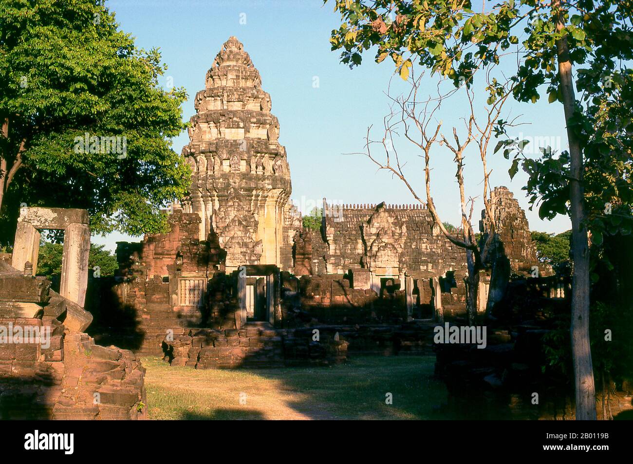 Thailandia: Santuario centrale, Prasat Hin Phimai, Parco storico di Phimai, Provincia di Nakhon Ratchasima. Phimai risale al 11 ° e 12 ° secolo ed era un importante tempio buddista Khmer e città nell'impero Khmer. Il complesso di Phimai risale originariamente al regno di Surayavarman II (r. 1113 - 1150), durante la prima parte del XII secolo. Il tempio è stato costruito con pietra arenaria bianca, finemente granulata, nello stesso stile di Angkor Wat. Come Angkor, anche Phimai fu dedicato per la prima volta al culto di Vishnu. La torre centrale del santuario risale a questo periodo precoce. Foto Stock