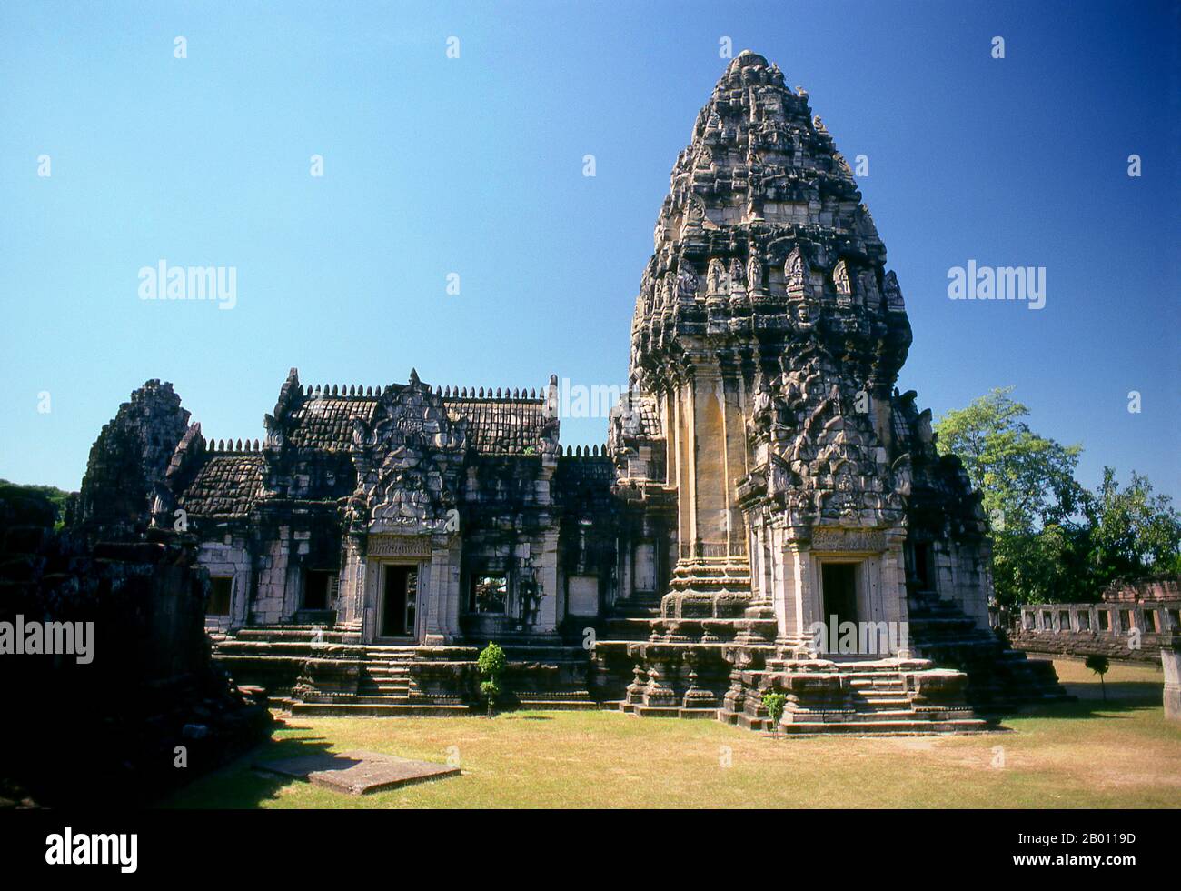 Thailandia: Santuario centrale, Prasat Hin Phimai, Parco storico di Phimai, Provincia di Nakhon Ratchasima. Phimai risale al 11 ° e 12 ° secolo ed era un importante tempio buddista Khmer e città nell'impero Khmer. Il complesso di Phimai risale originariamente al regno di Surayavarman II (r. 1113 - 1150), durante la prima parte del XII secolo. Il tempio è stato costruito con pietra arenaria bianca, finemente granulata, nello stesso stile di Angkor Wat. Come Angkor, anche Phimai fu dedicato per la prima volta al culto di Vishnu. La torre centrale del santuario risale a questo periodo precoce. Foto Stock