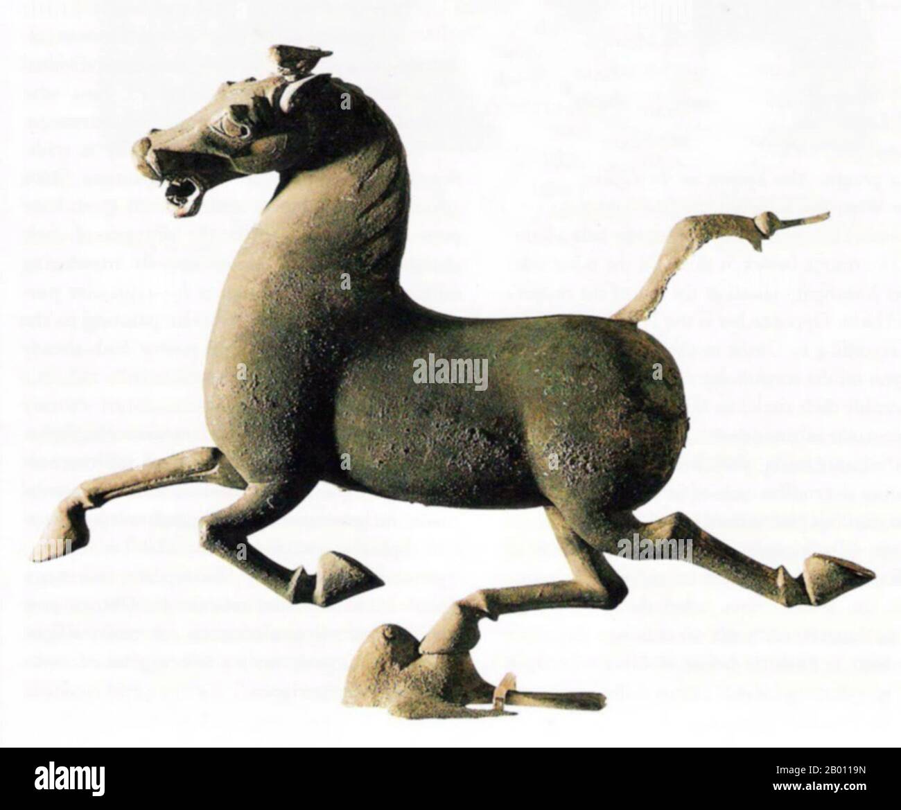 Cina: Il Cavallo volante di Gansu, II secolo CE. Il Cavallo volante di Gansu, noto anche come Cavallo da corsa di bronzo o Cavallo da galloping su un Altopiano volante, è una scultura in bronzo della tomba del Generale Zhang, Leitai, Contea di Wuwei, provincia di Gansu, II secolo CE, Dinastia Han orientale. Foto Stock