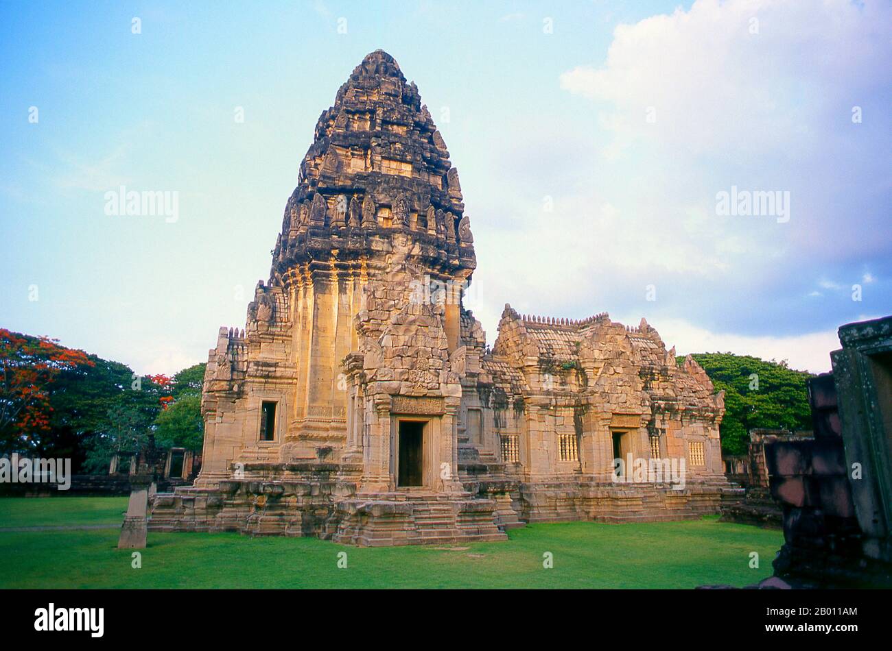Thailandia: Santuario centrale, Prasat Hin Phimai, Parco storico di Phimai, Provincia di Nakhon Ratchasima. Phimai risale al 11 ° e 12 ° secolo ed era un importante tempio buddista Khmer e città nell'impero Khmer. Il complesso di Phimai risale originariamente al regno di Surayavarman II (r. 1113 - 1150), durante la prima parte del XII secolo. Il tempio è stato costruito con pietra arenaria bianca, finemente granulata, nello stesso stile di Angkor Wat. Come Angkor, anche Phimai fu dedicato per la prima volta al culto di Vishnu. La torre centrale del santuario risale a questo periodo precoce. Foto Stock