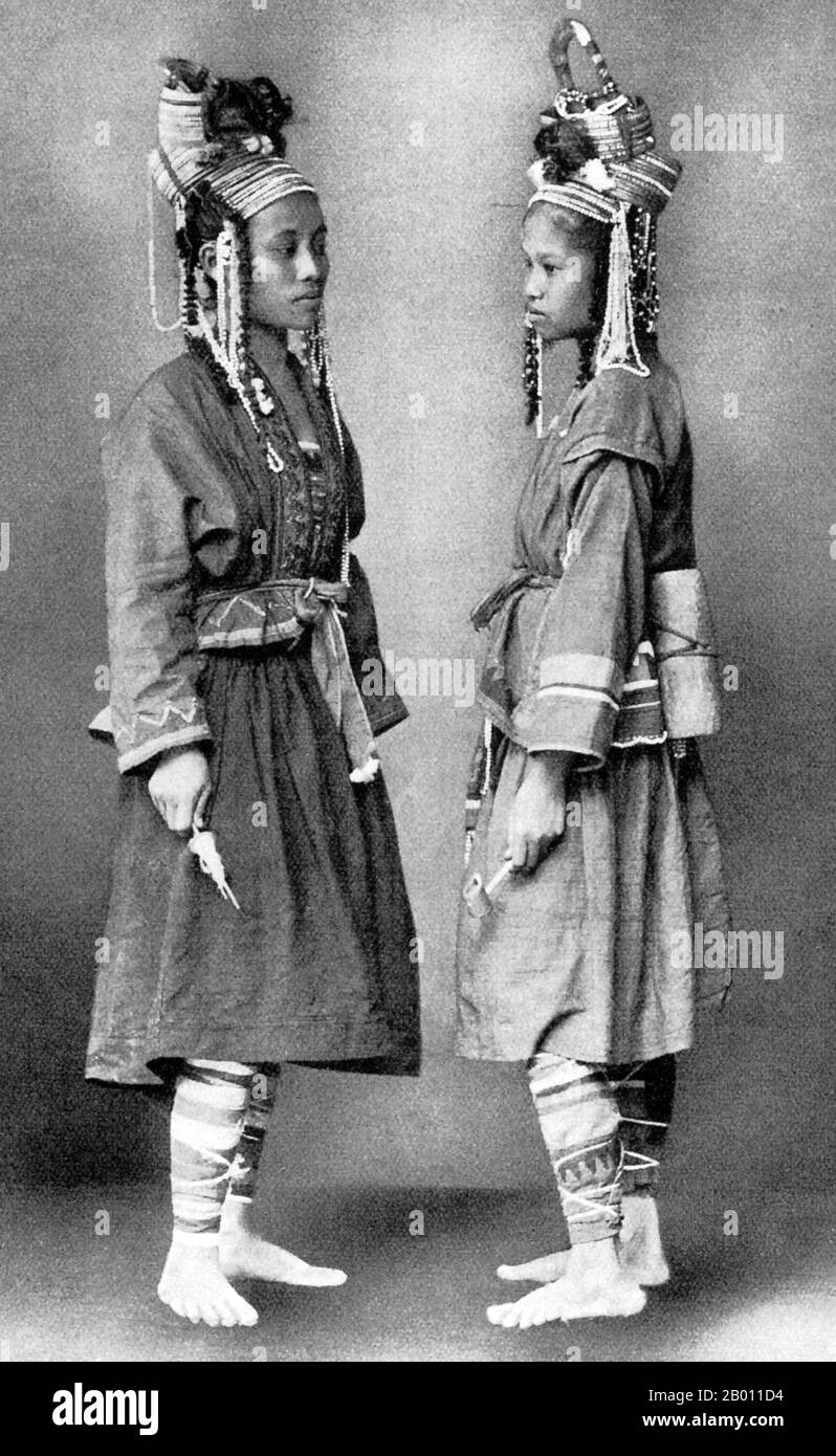 Thailandia: Due donne di tribù di colline del nord della Thailandia in abito tradizionale, c.. 1900. Nota ai Siamesi centrali come Stati del Laos all'inizio del XX secolo, la regione settentrionale di quella che ora è la Thailandia era una regione indipendente conosciuta come il regno Lanna. La città principale, Chiang mai, è stata costruita nel 1296 dal re Mengrai. La città fu abbandonata nel 1776-1791 a causa delle invasioni birmane, ma divenne parte riconosciuta del Siam nello stesso periodo. Il nord è stato collegato a Bangkok solo dal fiume, un viaggio che potrebbe richiedere circa sei mesi, fino a quando nel 1922, una ferrovia è stato completato. Foto Stock