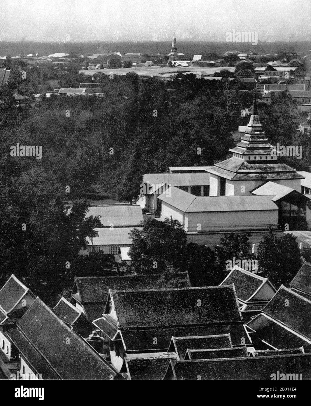 Thailandia: Il sito di cremazione a Wat Saket a Bangkok, fine del 19 ° secolo. Wat Saket (Tempio Saket) è stato costruito nel 18 ° secolo dal re Rama i (r. 1782-1809). Servì come crematorio della città nel secolo successivo e circa 60,000 persone furono qui cremate durante la peste che devastò la città. Nel XIX secolo fu aggiunto uno stupa dorato che, a 78 metri, fu per lungo tempo il punto più alto della città. Si chiama ora Monte d'Oro e si dice che ospitino reliquie del Buddha. Foto Stock