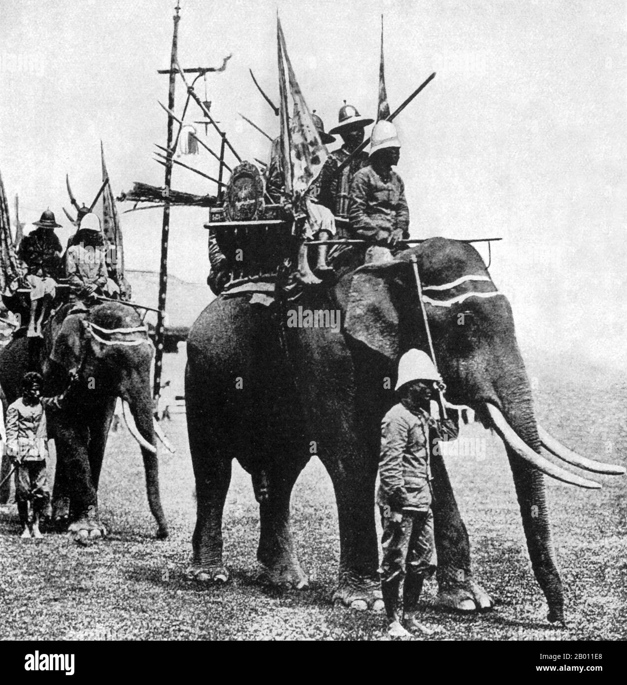 Thailandia: Elefanti di guerra al tempo del re Chulalongkorn (r. 1868-1910), Siam. Nel 19 ° secolo, l'elefante asiatico ha mantenuto una posizione di rilievo in Siam, anche se sono stati cacciati regolarmente a nord di Ayutthaya e gli stati del Laos (oggi, provincia di Chiang mai e Isan). Non solo gli elefanti venivano utilizzati come bestie di peso in agricoltura e per trasportare legname, ma erano attivi in guerra leader nella cavalleria accuse contro il nemico. Gli elefanti furono spesso impiegati nelle guerre siamese-birmane del Medioevo. I re di Siam tenevano gli elefanti, soprattutto gli elefanti albini, in elaborate stalle. Foto Stock