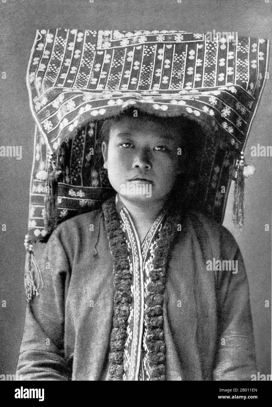 Thailandia: Una donna Yao Mien nel nord della Thailandia, Ernst Haeckel, c. 1900. La nazionalità Yao (la sua filiale a grande maggioranza è anche nota come Mien) è una classificazione governativa per varie minoranze in Cina. Essi formano uno dei 55 gruppi etnici minoritari ufficialmente riconosciuti dalla Repubblica popolare Cinese, dove risiedono nel terreno montuoso del sud-ovest e del sud. Essi formano anche uno dei 54 gruppi etnici ufficialmente riconosciuti dal Vietnam. Nell’ultimo censimento, sono stati 2,637,421 in Cina e circa 470,000 in Vietnam. In Thailandia sono 40,000 e in Laos 20,000. Foto Stock