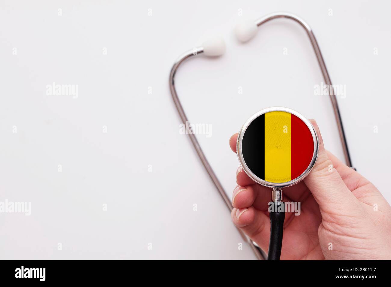 Concetto di assistenza sanitaria in Belgio. Medico che detiene uno stetoscopio medico. Foto Stock