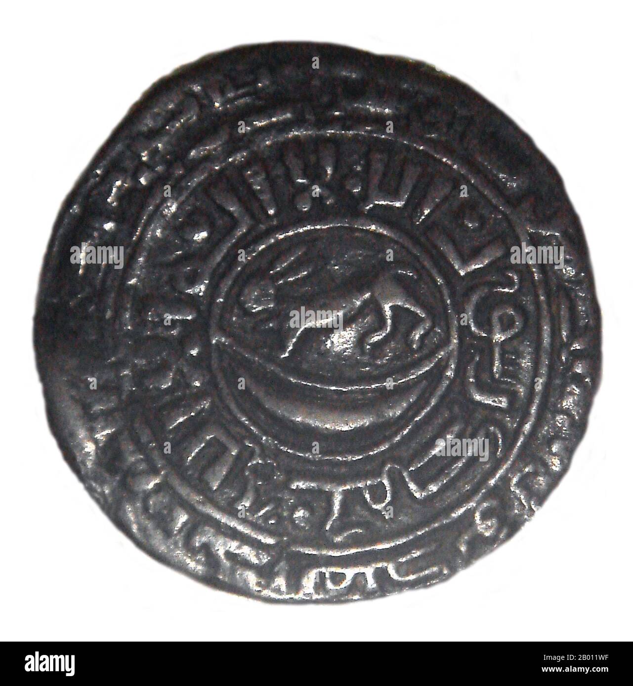 Mongolia/Iran: Una moneta del grande Khan Hulagu (r. 1256-1265). Foto di PHGCOM (licenza CC BY-SA 3.0). Hulagu Khan era un sovrano mongolo che conquistò gran parte dell'Asia sud-occidentale. Figlio di Tolui e della principessa Kerait Sorghaghhtani Beki, era nipote di Gengis Khan e fratello di Arik Boke, Mongke Khan e Kublai Khan. L'esercito di Hulagu ampliò notevolmente la parte sud-occidentale dell'Impero Mongolo, fondando l'Ilkhanato di Persia, precursore dell'eventuale dinastia Safavid, e poi lo stato moderno dell'Iran. Sotto la guida di Hulagu, i Mongoli distrussero il centro del potere islamico, Baghdad Foto Stock