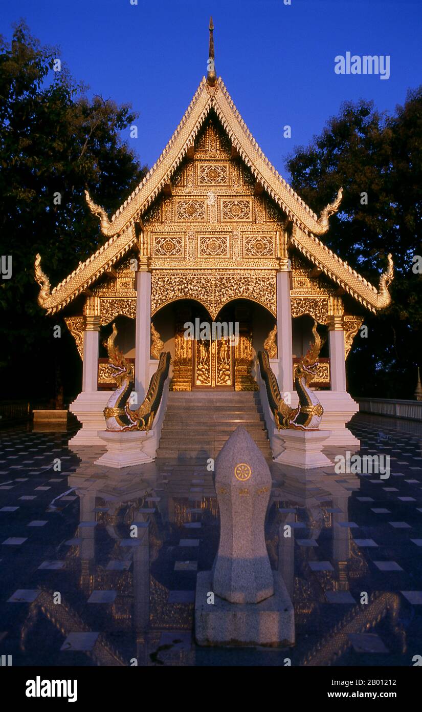 Thailandia: Wat Phra That Chom Kitti, Chiang Saen, Provincia di Chiang Rai, Thailandia del Nord. La storica città di Chiang Saen, situata sulla riva occidentale del fiume Mekong di fronte al Laos, risale al XII secolo. Era una parte importante del regno Lanna del re Mangrai, originariamente la sua prima capitale. Foto Stock