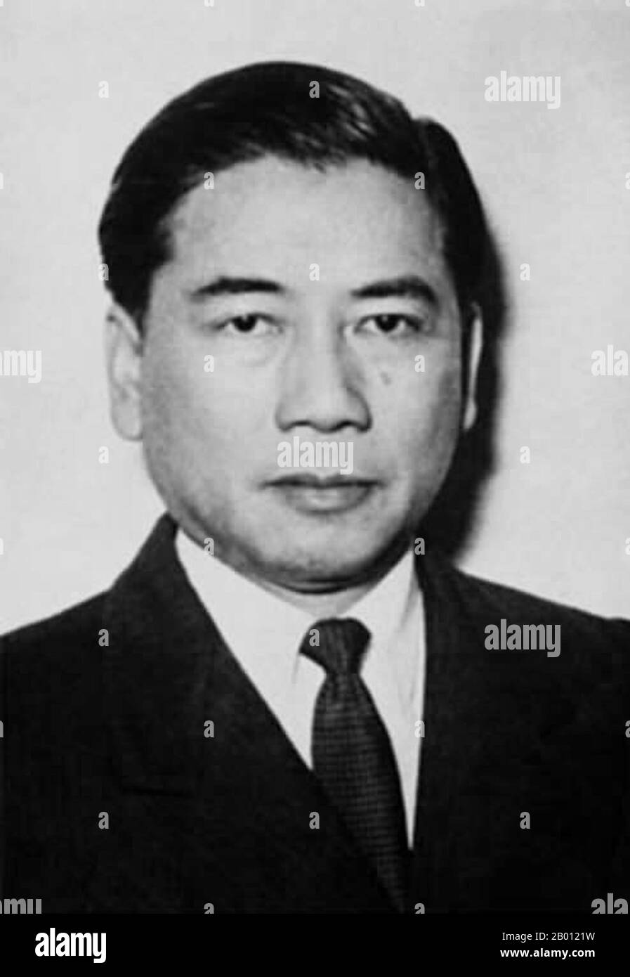 Vietnam: ONG Dinh Diem (1901-1963), primo presidente della Repubblica del Vietnam. Ngo Dinh Diem (3 gennaio 1901 – 2 novembre 1963) è stato il primo presidente del Vietnam del Sud (1955–1963). In seguito al ritiro francese dall'Indocina a seguito degli accordi di Ginevra del 1954, Diem ha guidato gli sforzi per creare la Repubblica del Vietnam. Grazie al suo fervente anti-comunismo, gli Stati Uniti hanno ottenuto la vittoria in un plebiscito del 1955, ampiamente considerato fraudolento, proclamandosi il primo presidente della Repubblica. Il suo governo si rivelò autoritario, elitario, nepotistico e corrotto. Foto Stock