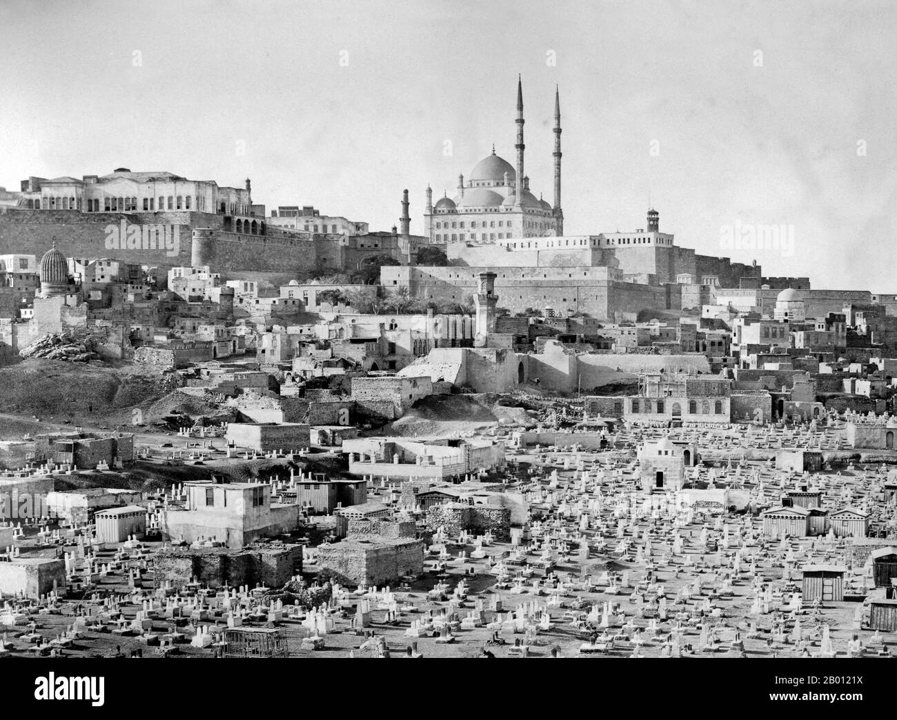 Egitto: La Cittadella di Saladino, il Cairo (arabo: Qala 'a Salah ad-DIN), c.. 1882. La Cittadella di Saladino del Cairo è una fortificazione islamica medievale al Cairo, in Egitto. La posizione, parte della collina di Muqattam vicino al centro del Cairo, era una volta famosa per la sua fresca brezza e le viste grandiose della città. Oggi è un sito storico conservato, con moschee e musei. La Cittadella fu fortificata dal governatore ayyubide Salah al-DIN (Saladino) tra il 1176 e il 1183 d.C., per proteggerla dai Crociati. Foto Stock