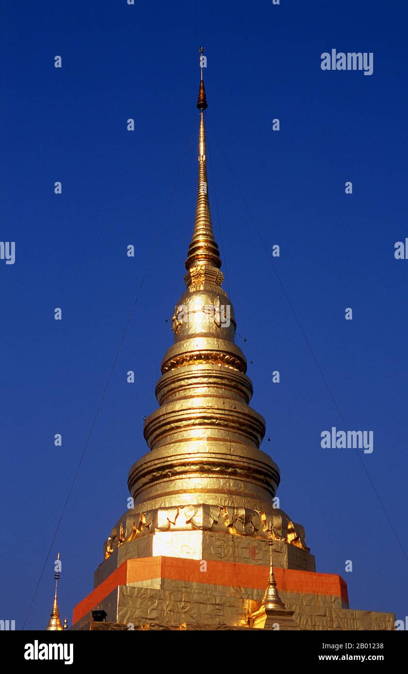 Thailandia: Il chedi dorato di Wat Phra che Chae Haeng, Nan, Thailandia del Nord. Wat Phra che Chae Haeng risale al 1355 e fu costruito durante il regno di Pray Kan Muang. Nan risale alla metà del XIV secolo e per gran parte della sua storia era un regno isolato. La città odierna si estende lungo la riva destra del fiume Nan. Foto Stock