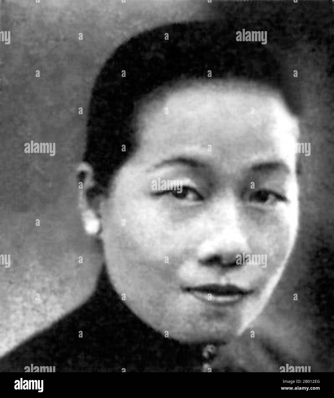 Cina: Canto alato (Soong ai-ling, Nancy Soong, 1890-1973). Il canto alato, la più anziana delle suore Soong, era la moglie di H. H. Kung (Kung Hsiang-Hsi), che era l'uomo più ricco nella Repubblica Cinese degli inizi del XX secolo. Nato a Shanghai, Soong è arrivato negli Stati Uniti al porto di San Francisco, California, il 30 giugno 1904 a bordo della SS Corea all'età di 14 anni per iniziare la sua formazione al Wesleyan College di Macon, Georgia. Tornò in Cina nel 1909 dopo la sua laurea. Alla fine del 1911 lavorò come segretario per Sun Yat-sen, un lavoro poi succeduto dalla sorella Soong Ching-ling. Foto Stock