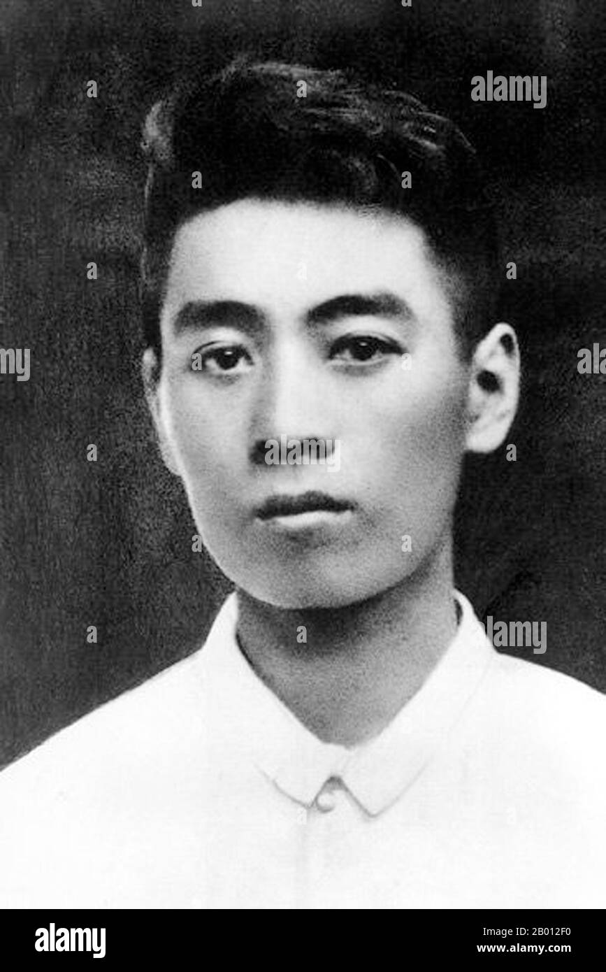 Cina: Zhou Enlai (Chou en-lai, 5 marzo 1898 – 8 gennaio 1976) come giovane, c.. 1919. Zhou Enlai è stato il primo Premier della Repubblica popolare Cinese, servendo dall'ottobre 1949 fino alla sua morte nel gennaio 1976. Zhou è stato determinante per l'ascesa al potere del Partito comunista, e successivamente per lo sviluppo dell'economia cinese e la ristrutturazione della società cinese. Foto Stock