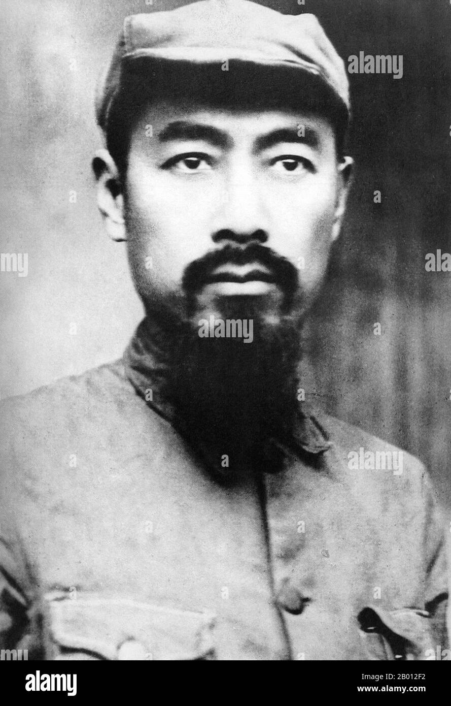 Cina: Zhou Enlai (Chou en-lai, 5 marzo 1898 – 8 gennaio 1976) con barba, Jiangxi sovietico, c.. 1933. Zhou Enlai è stato il primo Premier della Repubblica popolare Cinese, servendo dall'ottobre 1949 fino alla sua morte nel gennaio 1976. Zhou è stato determinante per l'ascesa al potere del Partito comunista, e successivamente per lo sviluppo dell'economia cinese e la ristrutturazione della società cinese. Foto Stock