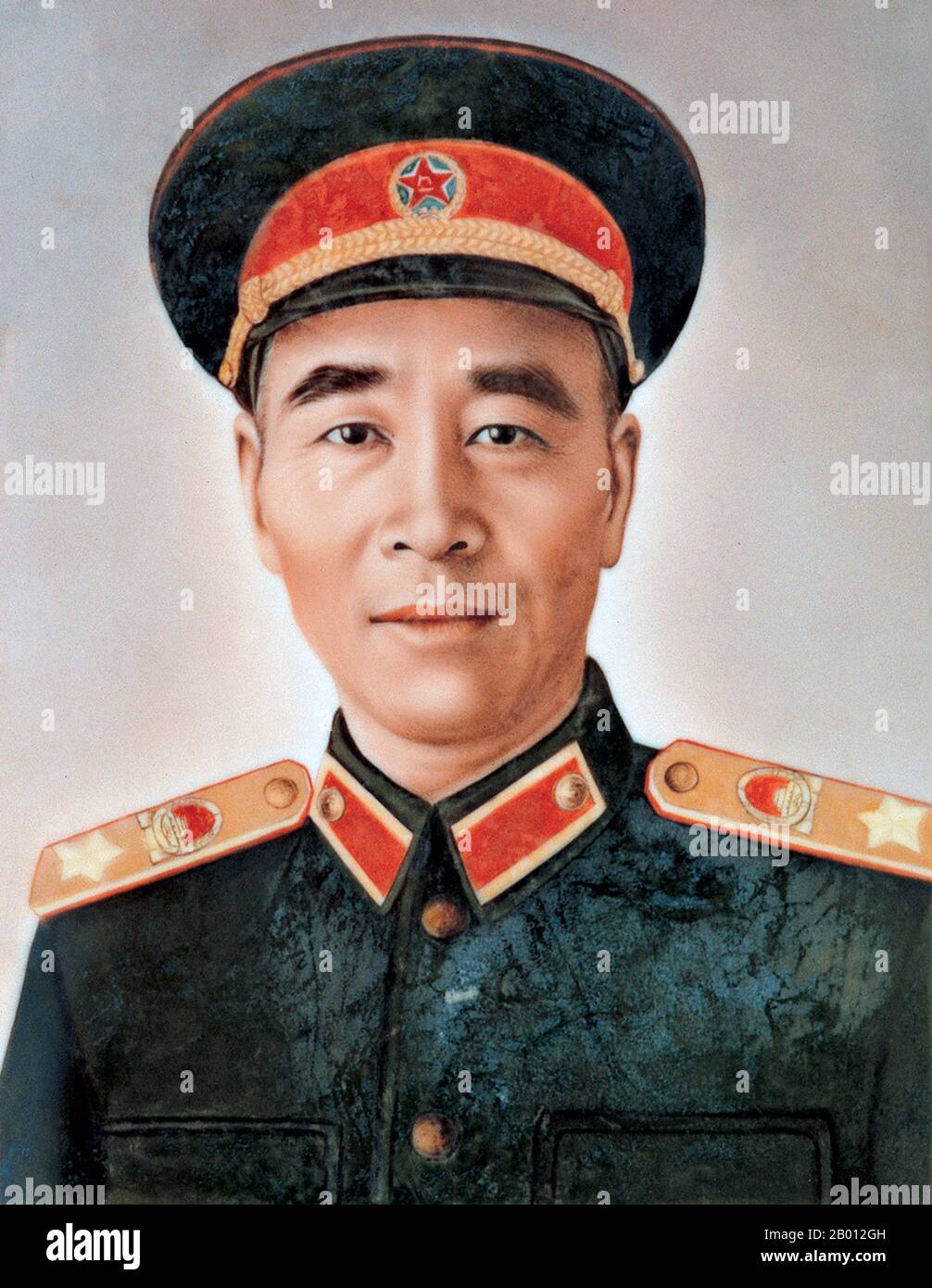 Cina: Maresciallo Lin Biao (1907-1971), ritratto in uniforme, c.. LIN Yurong, meglio conosciuto dal nom de guerre Lin Biao (5 dicembre 1907 – 13 settembre 1971), è stato un . 1968 E fu il Generale che guidò l'Esercito popolare di Liberazione a Pechino nel 1949. Si è astenuto dal diventare un attore importante nella politica fino a che non è aumentato alla prominenza durante la rivoluzione culturale, arrampicandosi alto quanto il secondo-in-carica e il successore designato e costituzionale di Mao Zedong. Foto Stock
