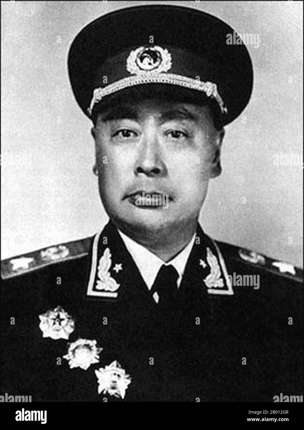 Cina: Chen Yi (26 agosto 1901 - 6 gennaio 1972), comandante militare e politico comunista cinese. Chen nacque a Lezhi, vicino a Chengdu, Sichuan, in una famiglia di magistrati moderatamente ricca. Un compagno di Lin Biao dei loro giorni di guerriglia, Chen era un comandante della Nuova Quarta Armata durante la guerra sino-giapponese (1937-1945), guidò la contro-offensiva di Shandong durante la guerra civile cinese, E più tardi comandò gli eserciti comunisti che sconfissero le forze del KMT a Huai-Hai e conquistarono la bassa regione di Yangtze nel 1948-49. Fu fatto maresciallo dell'Esercito popolare di Liberazione (PLA). Foto Stock