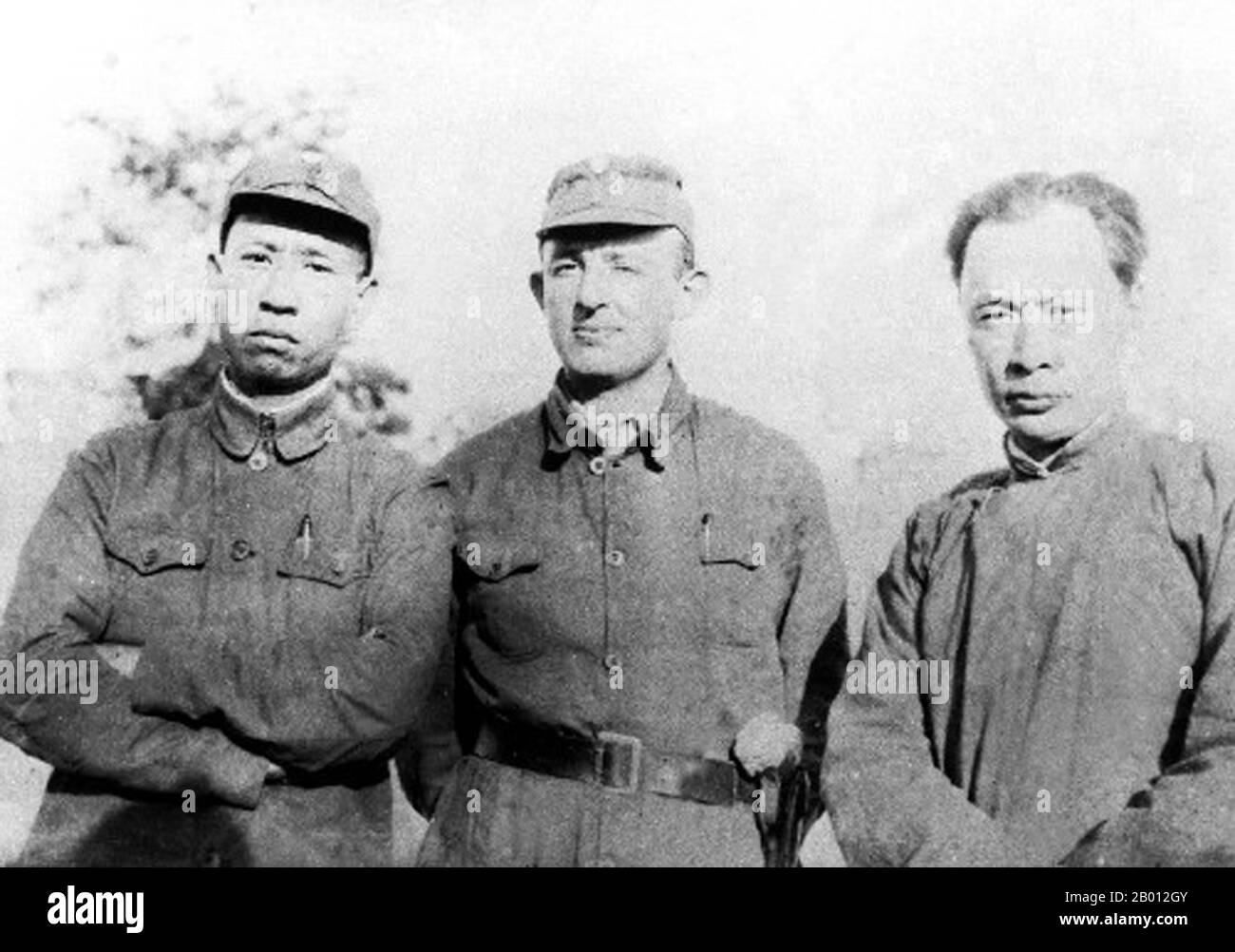 Cina: Liu Shaoqi, Jacob Rosenfeld e Chen Yi con la Nuova Quarta Armata a Yancheng, Jiangsu, 1934. Jakob Rosenfeld (1903-1952), più comunemente noto come Generale Luo, è stato ministro della Sanità nel governo militare comunista provvisorio della Cina del 1947 sotto Mao Zedong. Rosenfeld, ebreo nato a Lemberg, Impero austro-ungarico (oggi Lviv, Ucraina), si è laureato in medicina all'Università di Vienna. Fu deportato nel campo di concentramento di Dachau e successivamente a Buchenwald. Nel 1939 fu rilasciato e dovette lasciare il paese entro due settimane, in fuga a Shanghai, dove gli ebrei non avevano bisogno di un visto. Foto Stock