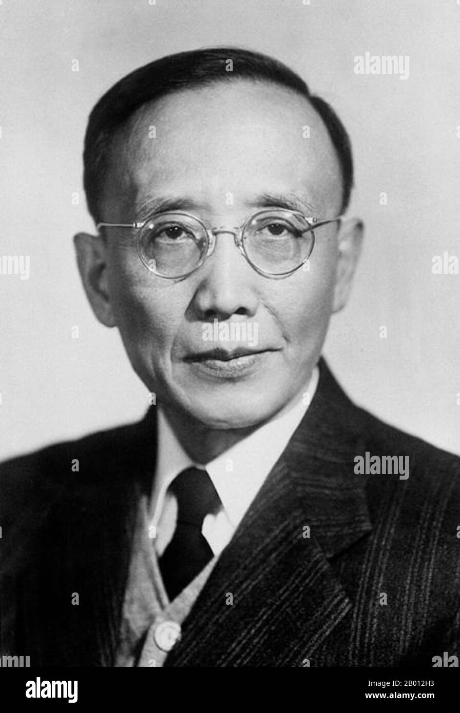 Cina: Guo Moruo (Kuo Mo-jo, 1892-1978), è stato un autore, poeta, storico, archeologo e funzionario di governo cinese da Sichuan, Cina, c.. 1940. Guo è entrato a far parte del Partito comunista cinese nel 1927. Fu coinvolto nell'rivolta comunista di Nanchang e fuggì in Giappone dopo il suo fallimento. Vi soggiornò per 10 anni studiando la storia antica cinese. Nell'estate del 1937, subito dopo l'incidente del Ponte Marco Polo, Guo tornò in Cina per unirsi alla resistenza anti-giapponese. Oltre a tenere importanti uffici governativi nella Repubblica popolare Cinese, Guo era uno scrittore prolifico. Foto Stock