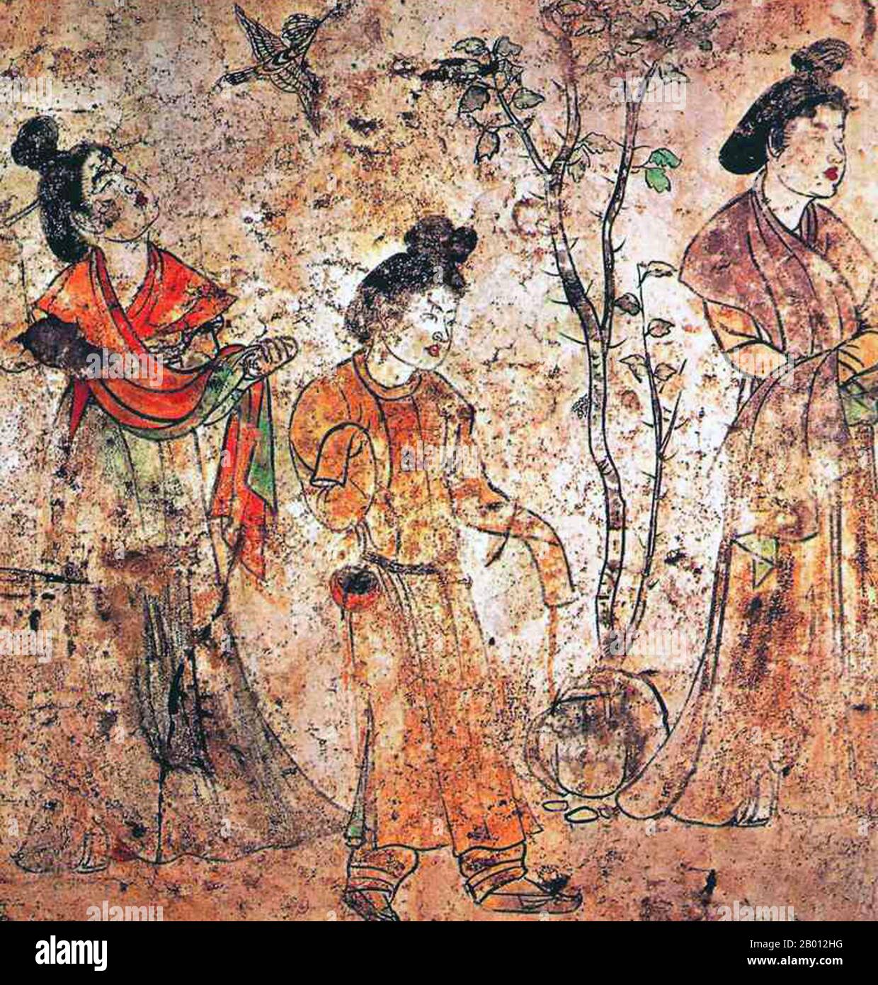 Cina: Tombe Qianling, Shaanxi; Signore di corte che camminano nei giardini del palazzo mentre un uccello vola. Murale della dinastia Tang dalla tomba del sesto figlio di Gaozong, li Xian. Il Mausoleo di Qianling è un sito archeologico della dinastia Tang (618–907) situato nella contea di Qian, nella provincia di Shaanxi, in Cina, e si trova a 85 km (53 miglia) a nord-ovest di Xi'an, l'ex capitale di Tang. Costruite nel 684 (con ulteriori costruzioni fino al 706), le tombe del complesso del mausoleo ospitano i resti di vari membri della famiglia reale li. Ciò include l'imperatore Gaozong di Tang (r. 649–683), come pure sua moglie, l'imperatrice Wu Zetian (r. 690-705). Foto Stock