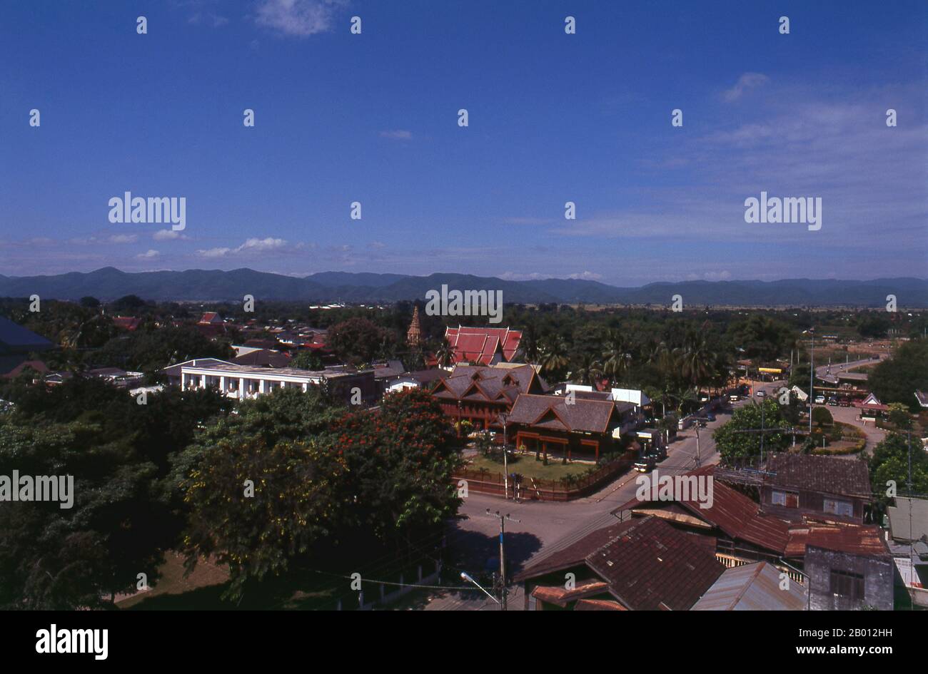 Thailandia: Una vista sul centro della vecchia Phrae, Thailandia del Nord. Phrae fu costruito accanto al fiume Yom nel 12 ° secolo e faceva parte del regno Mon di Haripunchai. Nel 1443, il re Tilokaraj del vicino regno Lanna catturò la città. Foto Stock