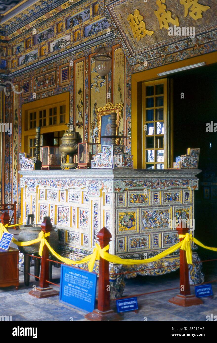 Vietnam: Altare nel Palazzo Khai Thanh alla Tomba dell'Imperatore Khai Dinh, Hue. L'imperatore Khải Định (8 ottobre 1885 – 6 novembre 1925) è stato il dodicesimo imperatore della dinastia Nguyễn in Vietnam. Il suo nome alla nascita era il principe Nguyễn Phúc Bửu Đảo. Era figlio dell'imperatore Đồng Khánh, ma non lo successe immediatamente. Regnò solo nove anni: 1916 - 1925. Hue fu la capitale imperiale della dinastia Nguyen tra il 1802 e il 1945. Le tombe di numerosi imperatori si trovano nella città e nei dintorni e lungo il fiume profumo. Hue è un sito patrimonio dell'umanità dell'UNESCO. Foto Stock