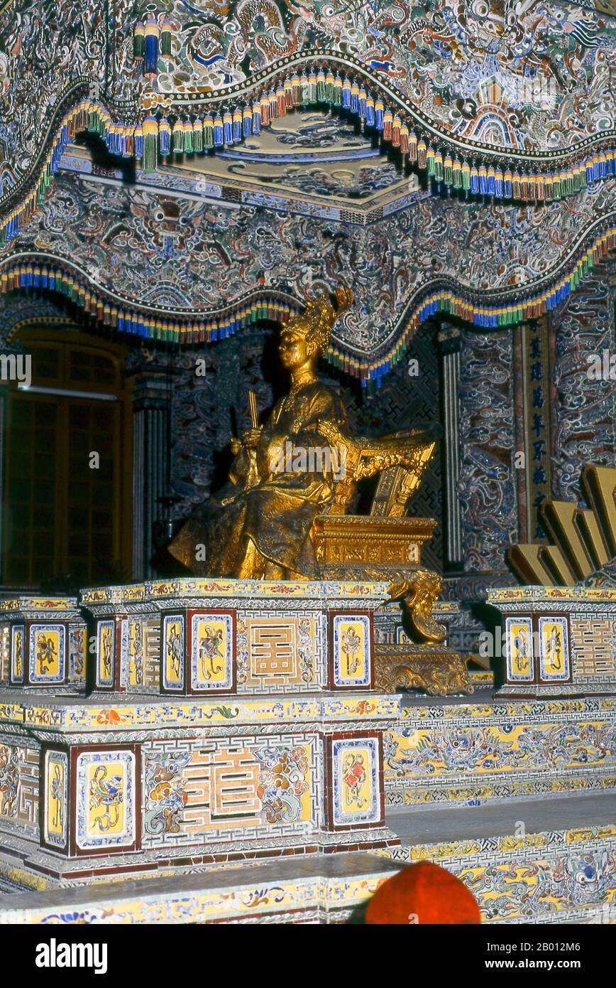 Vietnam: Statua dell'Imperatore Khai Dinh all'interno del Palazzo Khai Thanh, Tomba dell'Imperatore Khai Dinh, Hue. L'imperatore Khải Định (8 ottobre 1885 – 6 novembre 1925) è stato il dodicesimo imperatore della dinastia Nguyễn in Vietnam. Il suo nome alla nascita era il principe Nguyễn Phúc Bửu Đảo. Era figlio dell'imperatore Đồng Khánh, ma non lo successe immediatamente. Regnò solo nove anni: 1916 - 1925. Hue fu la capitale imperiale della dinastia Nguyen tra il 1802 e il 1945. Le tombe di numerosi imperatori si trovano nella città e nei dintorni e lungo il fiume profumo. Hue è un sito patrimonio dell'umanità dell'UNESCO. Foto Stock