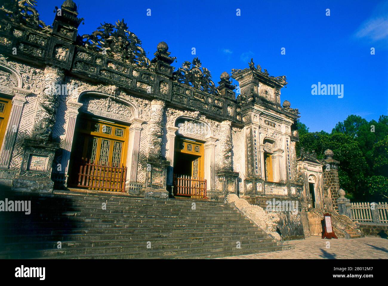 Vietnam: Il Palazzo Khai Thanh alla tomba dell'imperatore Khai Dinh, Hue. L'imperatore Khải Định (8 ottobre 1885 – 6 novembre 1925) è stato il dodicesimo imperatore della dinastia Nguyễn in Vietnam. Il suo nome alla nascita era il principe Nguyễn Phúc Bửu Đảo. Era figlio dell'imperatore Đồng Khánh, ma non lo successe immediatamente. Regnò solo nove anni: 1916 - 1925. Hue fu la capitale imperiale della dinastia Nguyen tra il 1802 e il 1945. Le tombe di numerosi imperatori si trovano nella città e nei dintorni e lungo il fiume profumo. Hue è un sito patrimonio dell'umanità dell'UNESCO. Foto Stock