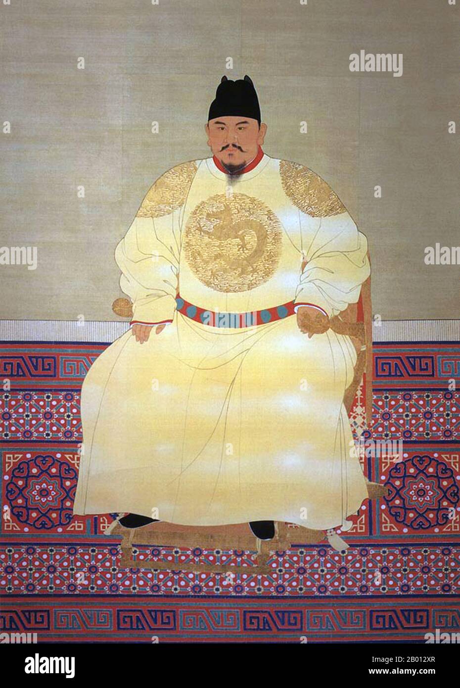 Cina: L'imperatore Hongwu, 1 ° sovrano della dinastia Ming (r. 1368-1398). L'imperatore Hongwu, nome personale Zhu Yuanzhang e nome del tempio Taizu, fu il fondatore e il primo imperatore (1368–98) della dinastia Ming della Cina. Il suo nome d'epoca, Hongwu, significa 'vastamente marziale'. A metà del XIV secolo, con carestie, piaghe e rivolte contadine che si sussurrano in tutta la Cina, Zhu divenne leader di un esercito che conquistò la Cina, ponendo fine alla dinastia Yuan e costringendo i Mongoli a ritirarsi nelle steppe mongolo. Con il suo sequestro della capitale Yuan (Pechino attuale), ha rivendicato il mandato del Cielo. Foto Stock