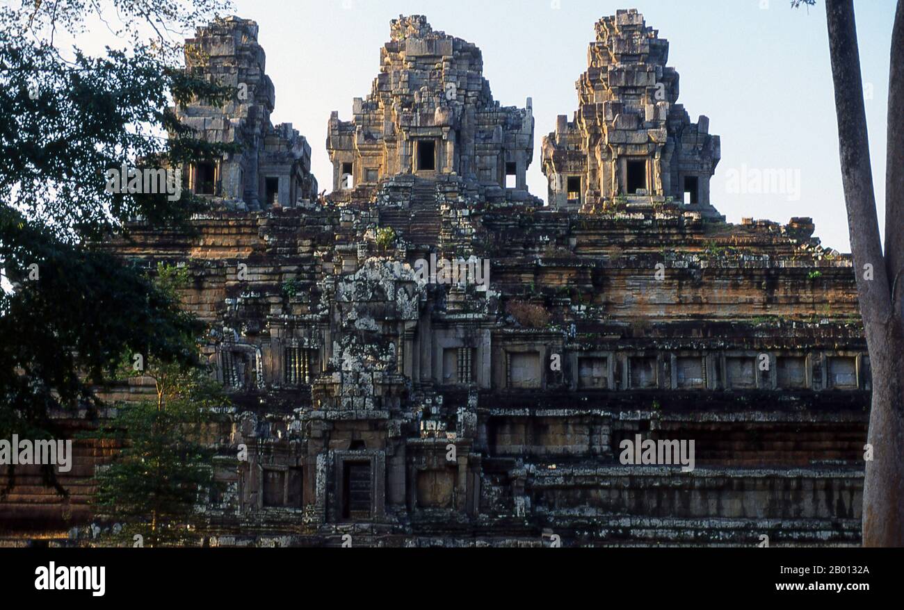 Cambogia: Il tempio di montagna di Ta Keo, Angkor. TA Keo fu costruita nello stile Khleang, in gran parte alla fine del X e all'inizio del XI secolo, dal Re Jayavarman V. la sua divinità primaria fu Shiva. Si trova leggermente ad est di Angkor Thom. Foto Stock