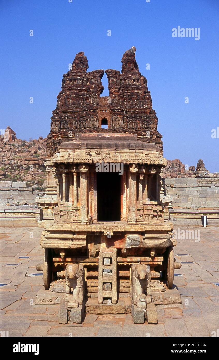 India: Un santuario dedicato a Garuda a forma di carro, Tempio di Vitthala, Hampi, Stato Karnataka. Il Tempio di Vittala, costruito agli inizi del XVI secolo, è dedicato al dio indù Vithoba (conosciuto anche come Vitthala e Panduranga), un incarnazione di Vishnu o del suo avatar Krishna. Hampi è un villaggio del Karnataka, nello stato del Nord. Si trova all'interno delle rovine di Vijayanagara, l'ex capitale dell'Impero Vijayanagara. Antecedente la città di Vijayanagara, continua ad essere un importante centro religioso, che ospita il Tempio di Virupaksha, così come molti altri monumenti della città vecchia. Foto Stock