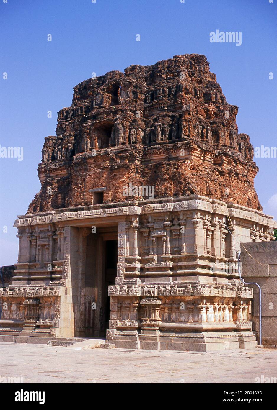 India: Un ingresso o una gopura al Tempio di Vitthala, Hampi, Karnataka state. Il Tempio di Vittala, costruito agli inizi del XVI secolo, è dedicato al dio indù Vithoba (conosciuto anche come Vitthala e Panduranga), un incarnazione di Vishnu o del suo avatar Krishna. Hampi è un villaggio del Karnataka, nello stato del Nord. Si trova all'interno delle rovine di Vijayanagara, l'ex capitale dell'Impero Vijayanagara. Antecedente la città di Vijayanagara, continua ad essere un importante centro religioso, che ospita il Tempio di Virupaksha, così come molti altri monumenti appartenenti alla città vecchia. Foto Stock