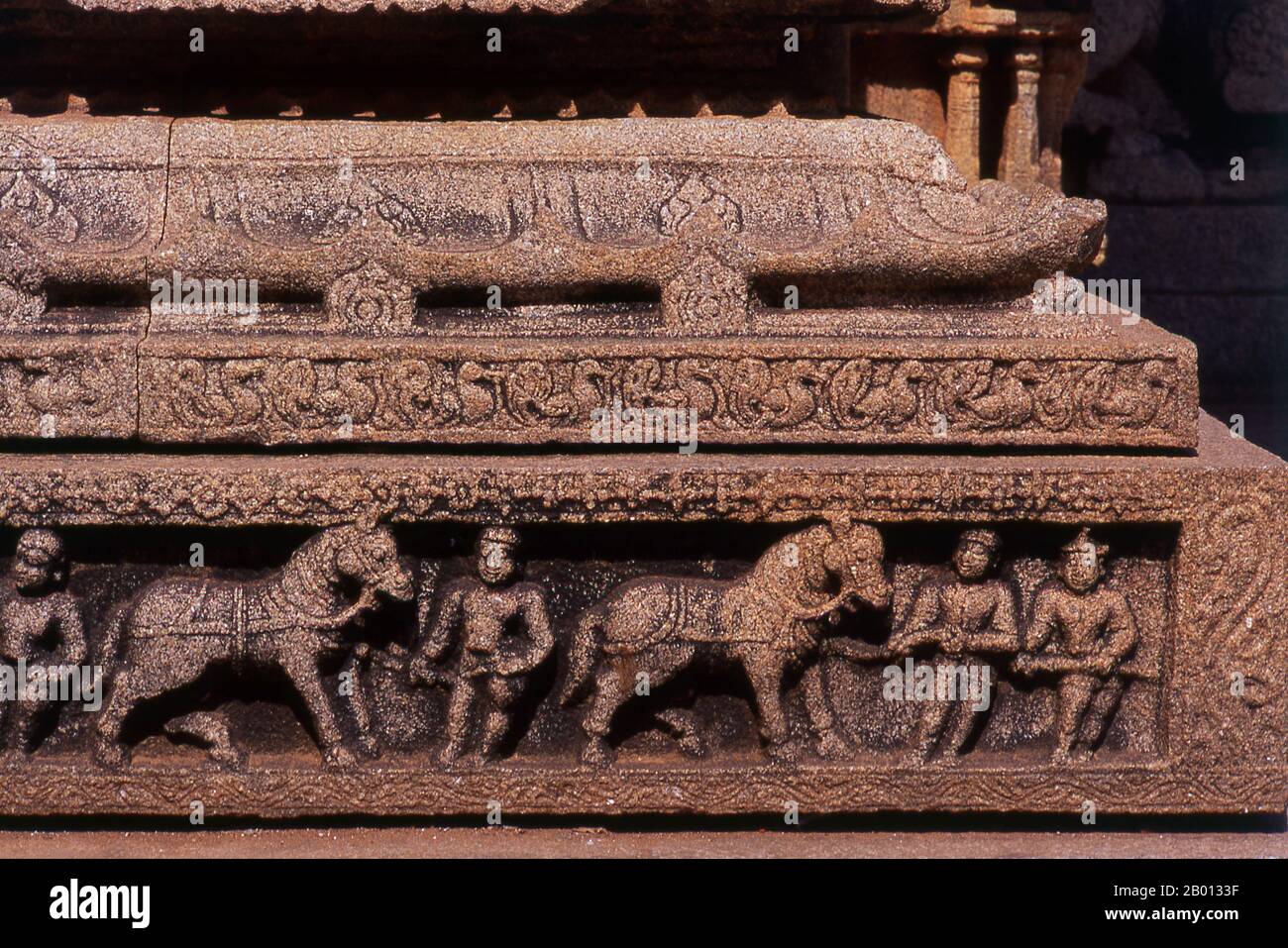 India: Tempio di Vitthala, Hampi, stato di Karnataka. Il Tempio di Vittala, costruito agli inizi del XVI secolo, è dedicato al dio indù Vithoba (conosciuto anche come Vitthala e Panduranga), un incarnazione di Vishnu o del suo avatar Krishna. Hampi è un villaggio del Karnataka, nello stato del Nord. Si trova all'interno delle rovine di Vijayanagara, l'ex capitale dell'Impero Vijayanagara. Antecedente la città di Vijayanagara, continua ad essere un importante centro religioso, che ospita il Tempio di Virupaksha, così come molti altri monumenti appartenenti alla città vecchia. Foto Stock