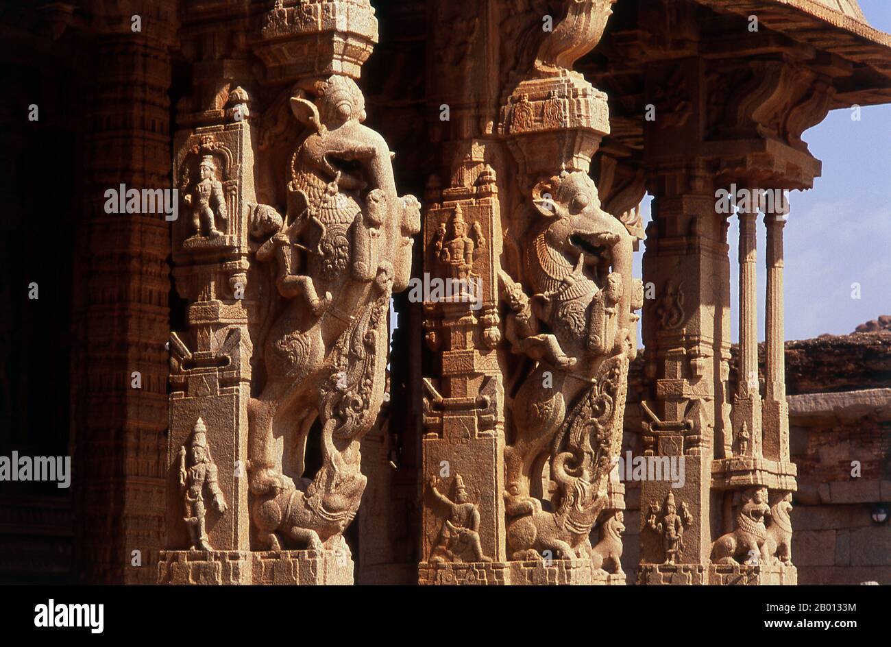 India: Gli yalis che saltano (creature mitiche con il corpo di un leone e talvolta la testa di un elefante) adornano il Tempio di Vitthala, Hampi, Stato di Karnataka. Il Tempio di Vittala, costruito agli inizi del XVI secolo, è dedicato al dio indù Vithoba (conosciuto anche come Vitthala e Panduranga), un incarnazione di Vishnu o del suo avatar Krishna. Hampi è un villaggio del Karnataka, nello stato del Nord. Si trova all'interno delle rovine di Vijayanagara, l'ex capitale dell'Impero Vijayanagara. Antecedente la città di Vijayanagara, continua ad essere un importante centro religioso, che ospita il Tempio di Virupaksha. Foto Stock